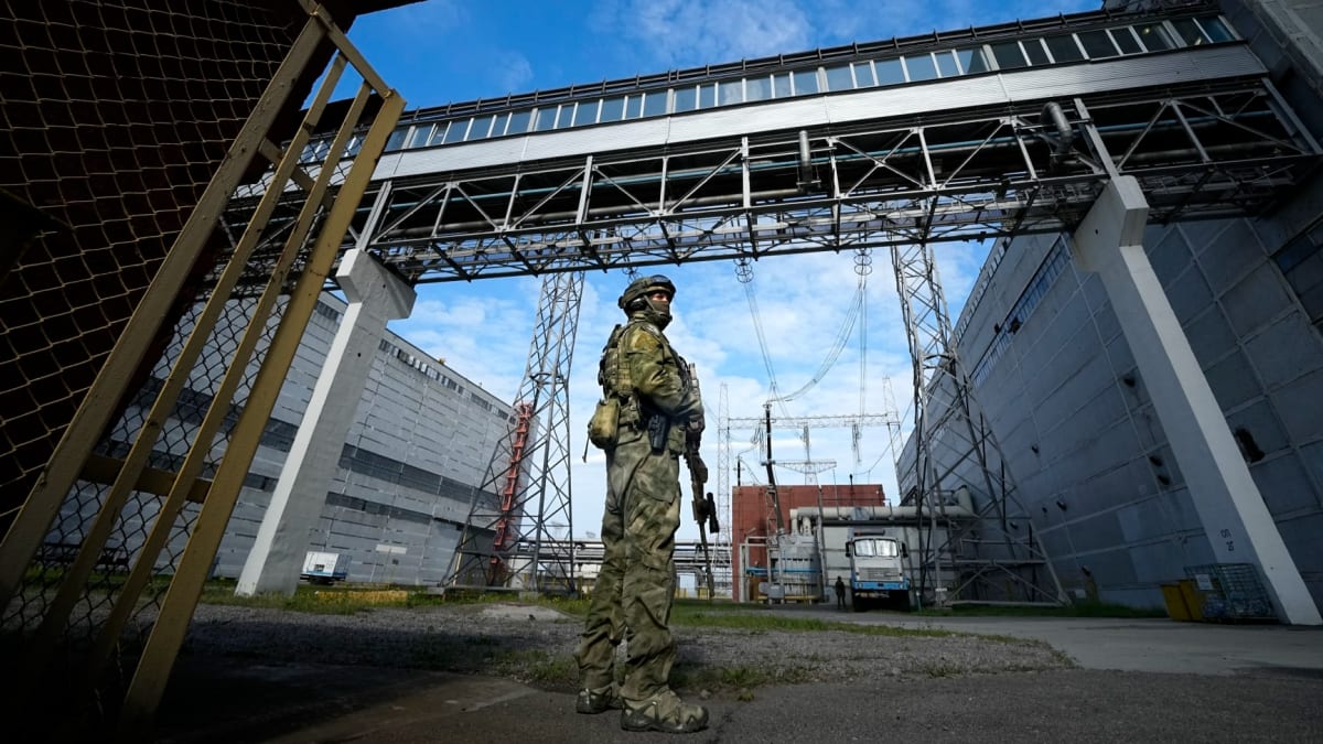 Ruští vojáci aktuálně ovládají ukrajinskou Záporožskou jadernou elektrárnu.
