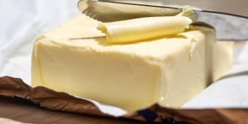 Obchody nabízejí rok staré rozmražené máslo, varuje Zemědělský svaz. Jak ho poznat?