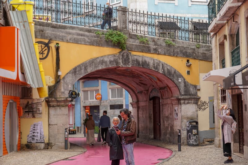 Lisabon nabízí spoustu pestrobarevných uliček.