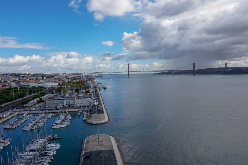 Lisabon přímo sousedí s Atlantským oceánem.