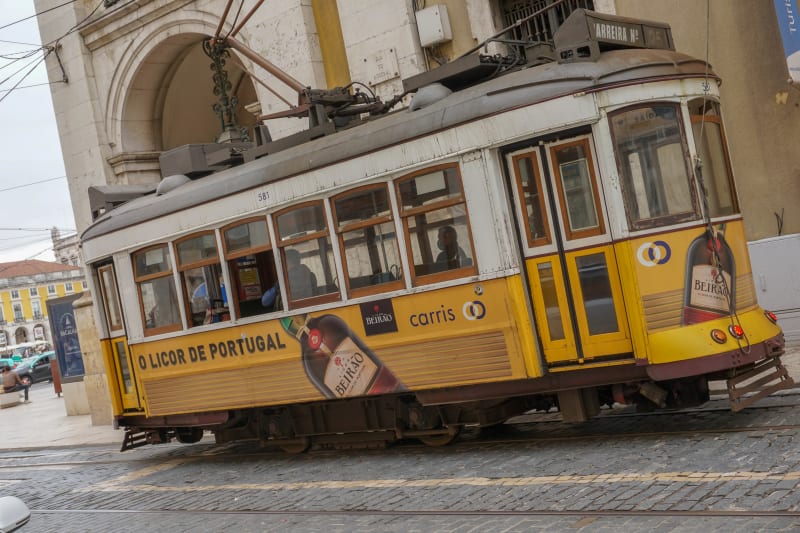 Ulicí Lisabonu se často projíždí historické a zcela funkční tramvaje. 