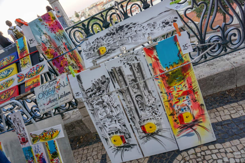 Suvenýr v Lisabonu seženete bez potíží na každém rohu, mnohdy přímo z rukou pouličních prodejců a umělců.