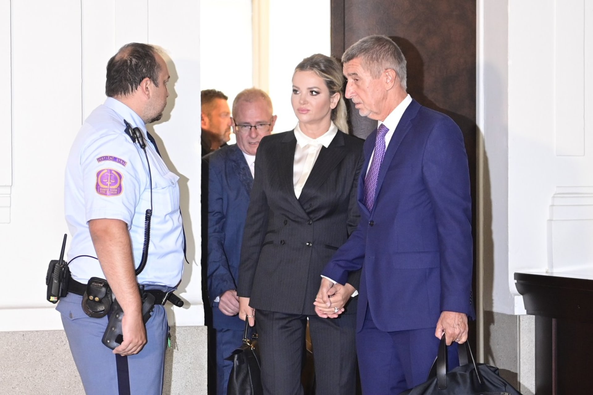 Expremiér Andrej Babiš (ANO) s manželkou Monikou Babišovou u soudu (14. 9. 2022)
