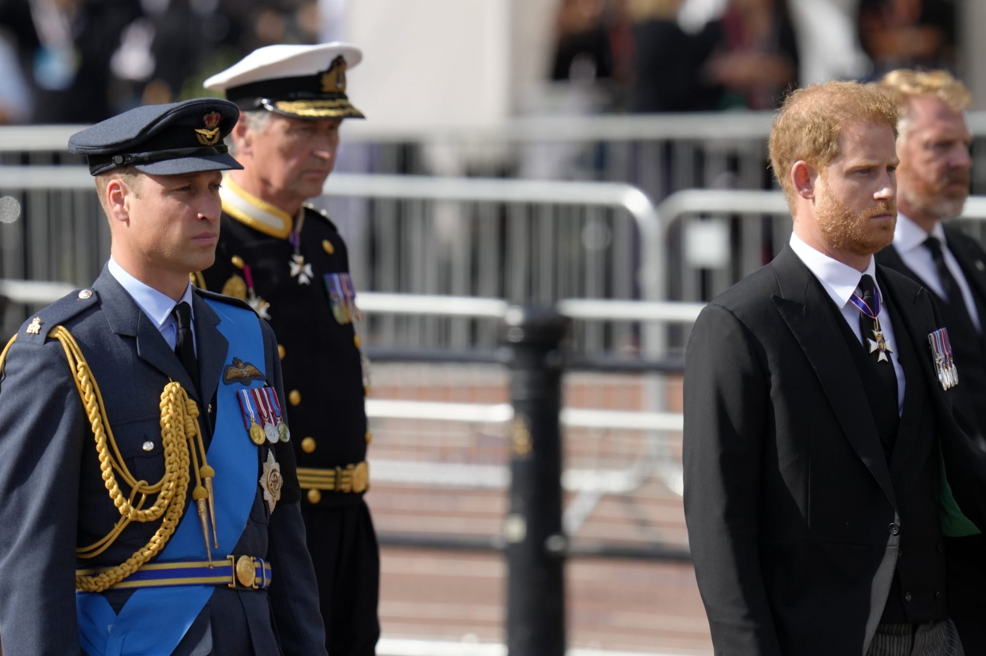 Král Karel III. a princové William a Harry při smutečním pochodu za rakví královny Alžběty II.