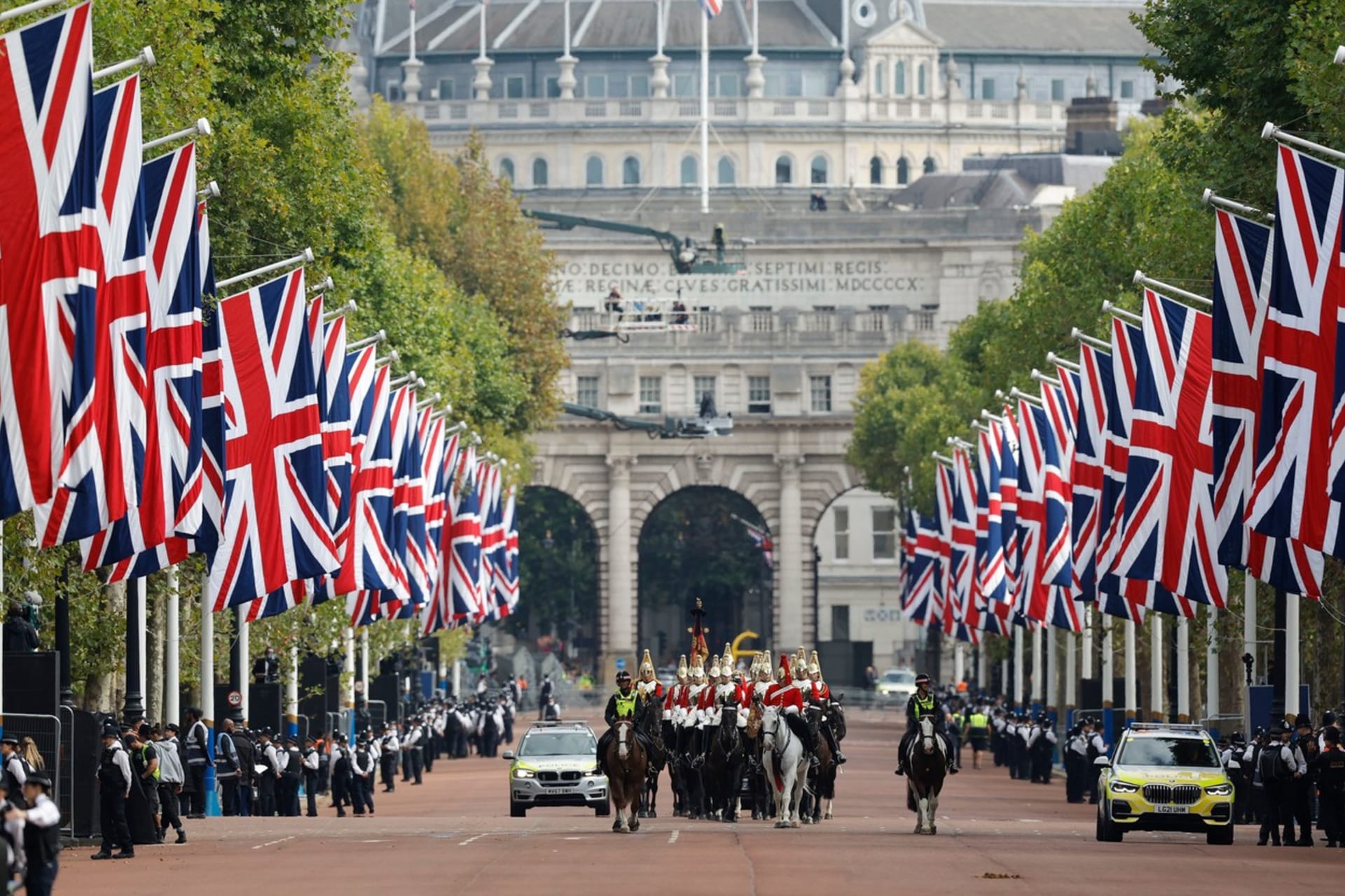 Davy Britů lemovali celou trasu od Buckinghamského paláce k parlamentu.