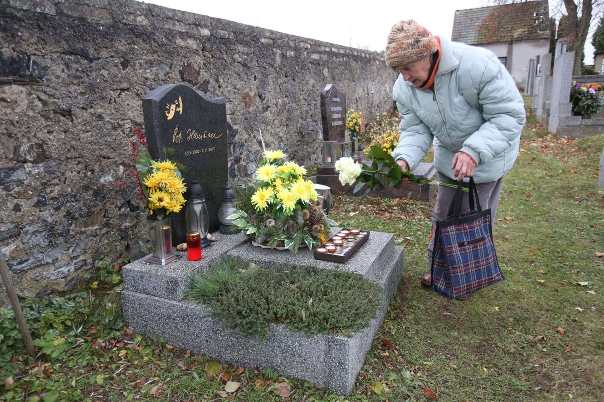 Vdova Radmila u hrobu svého milovaného muže, Petra Haničince. 