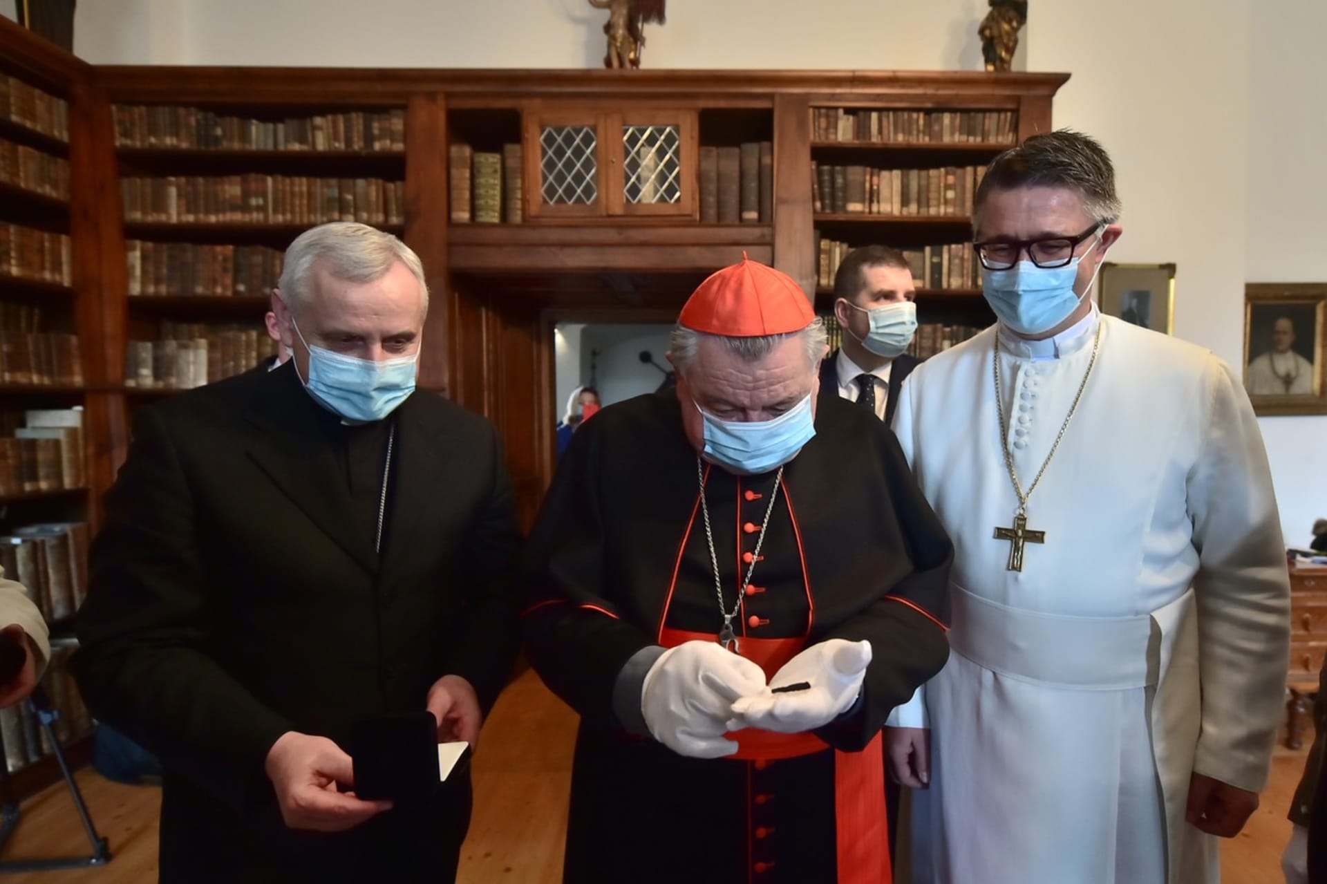 Kardinál Duka se zbytky hřebu v roce 2020
