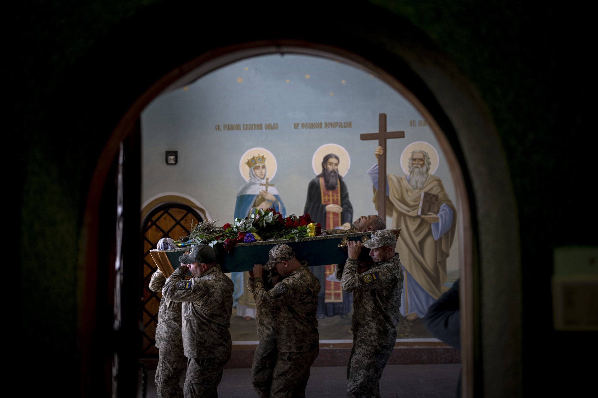 Ukrajinci poklekli před kolonou s padlými vojáky. (Ilustrační foto)