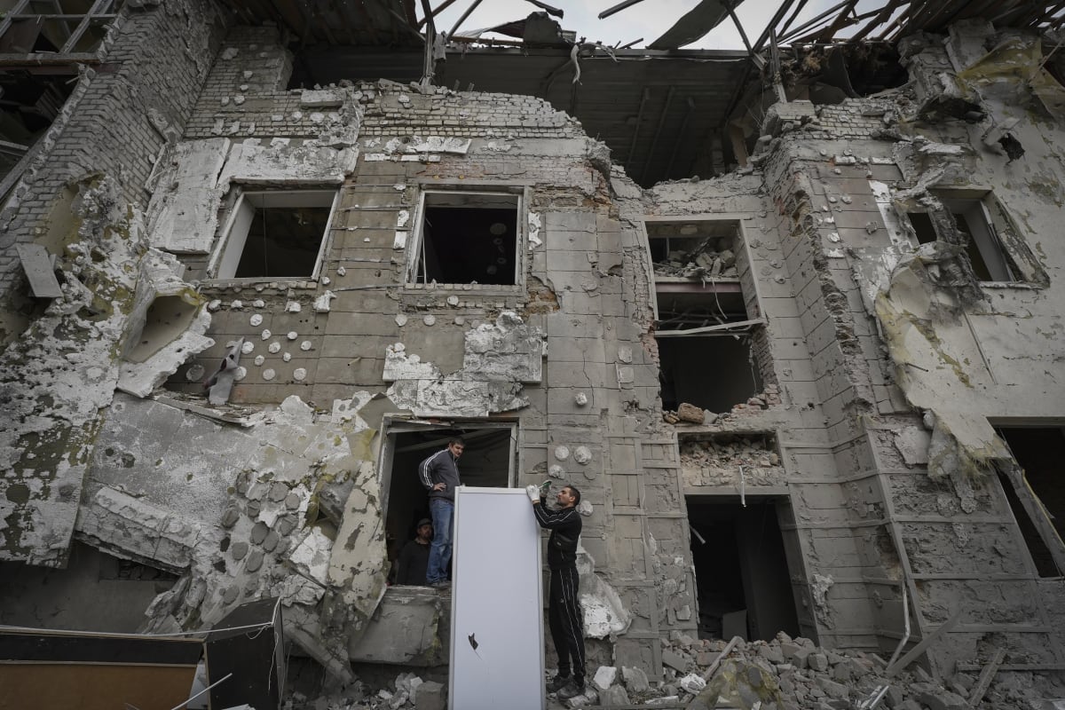 Zničená budova v centru Charkova po ruském raketovém útoku