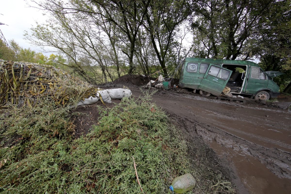 Zničená dodávka ruských okupačních sil na cestě poblíž města Balaklija v Charkovské oblasti