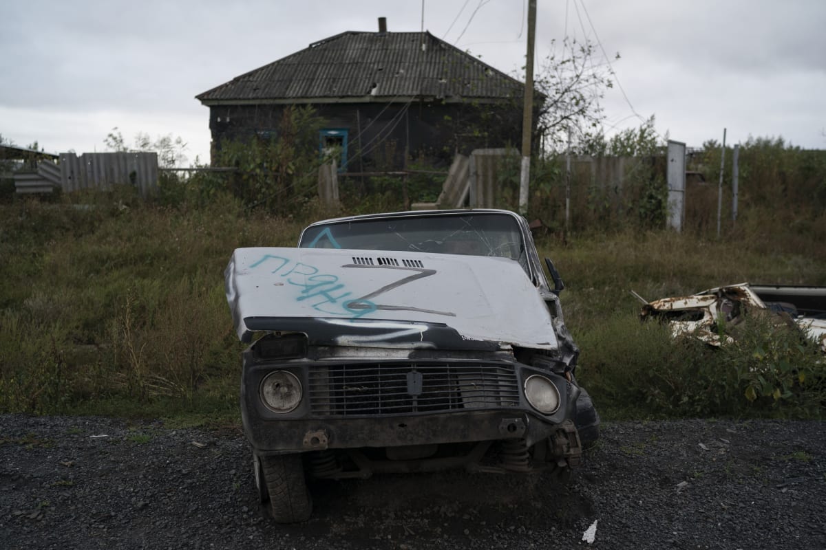 Zničené auto ruských okupačních sil v Ukrajinci osvobozené obci Harkove v Charkovské oblasti