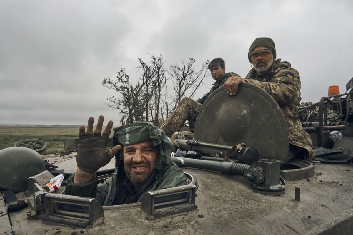 Tank s ukrajinskými vojáky v Charkovské oblasti