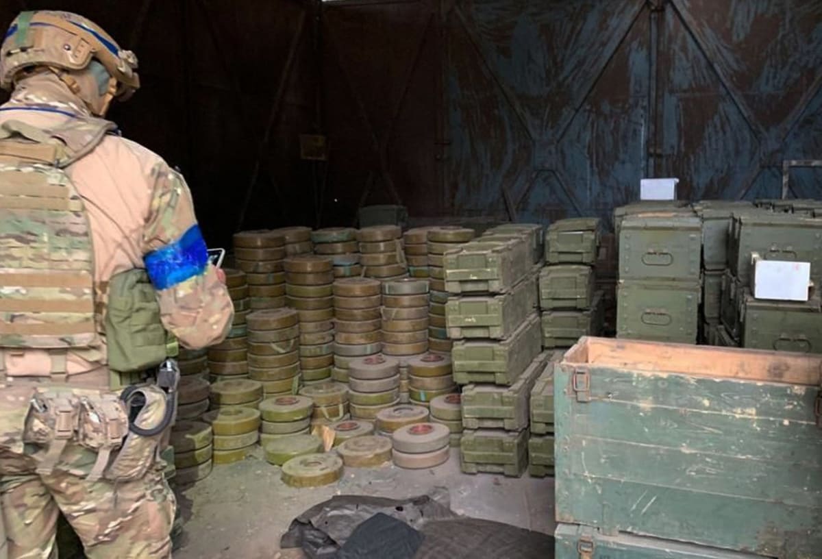 Ukrajinský voják v opuštěném ruském skladu zbraní ve městě Izjum v Charkovské oblasti