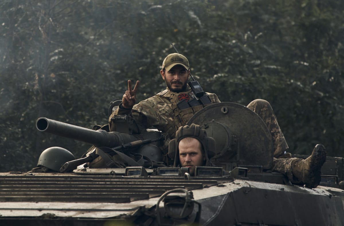 Ukrajinští vojáci v ulicích zpět dobytého města Izjum v Charkovské oblasti