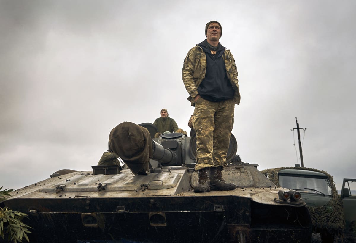 Tank s ukrajinskými vojáky v Charkovské oblasti