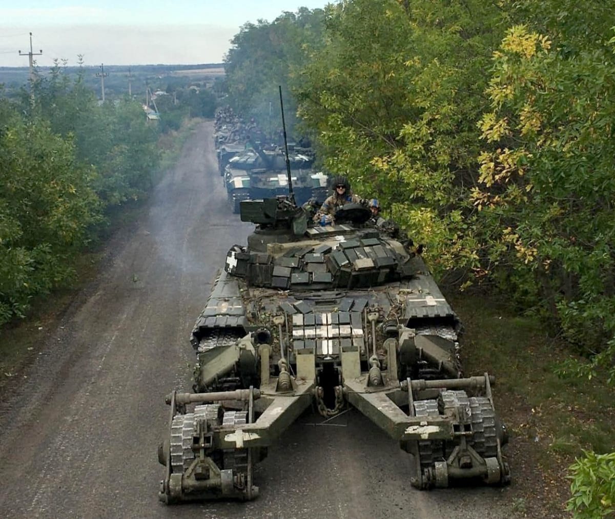 Kolona ukrajinských tanků během ofenzivy na východě země