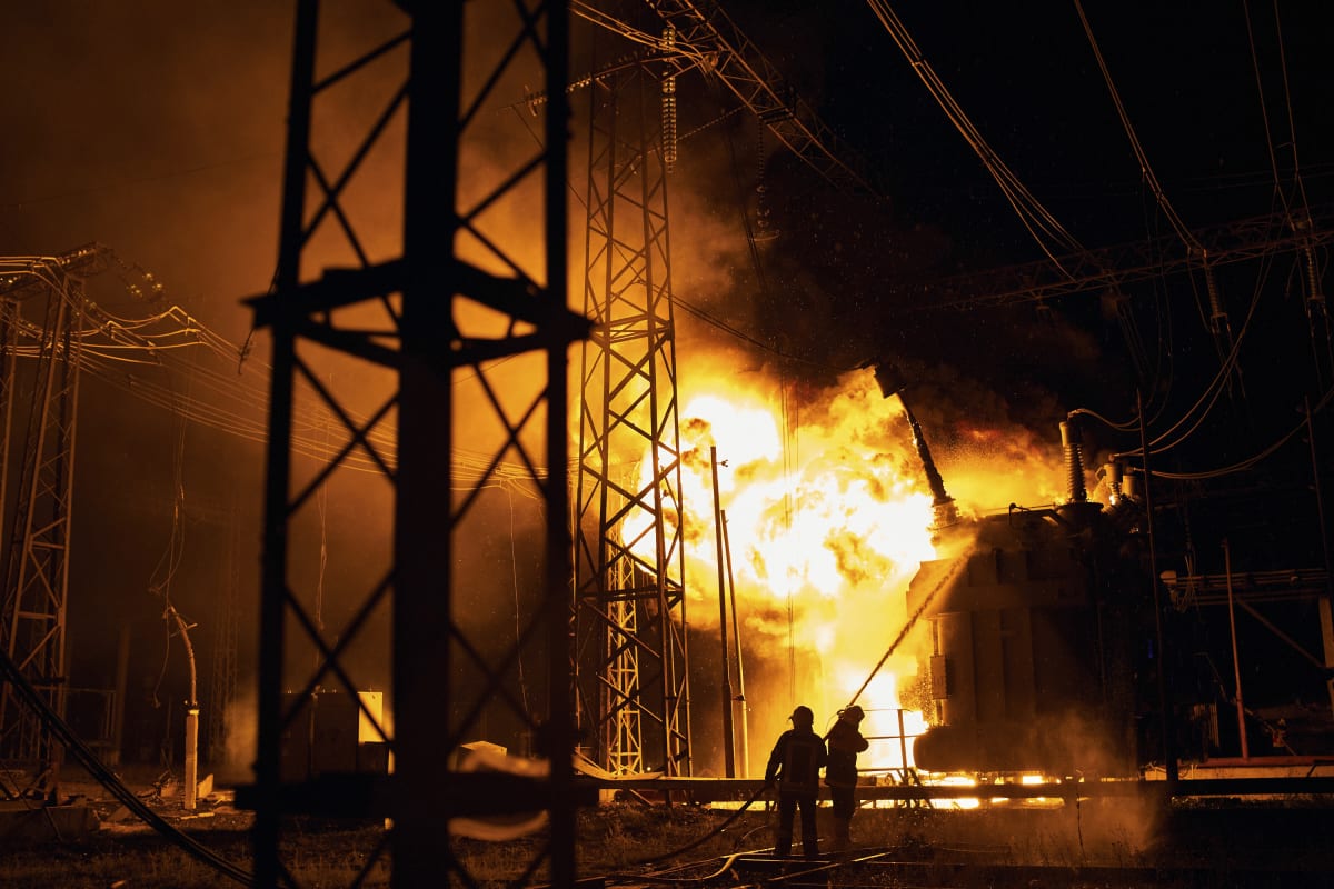 Hasiči v Charkově bojují s požárem elektrárny, na kterou dopadly ruské rakety