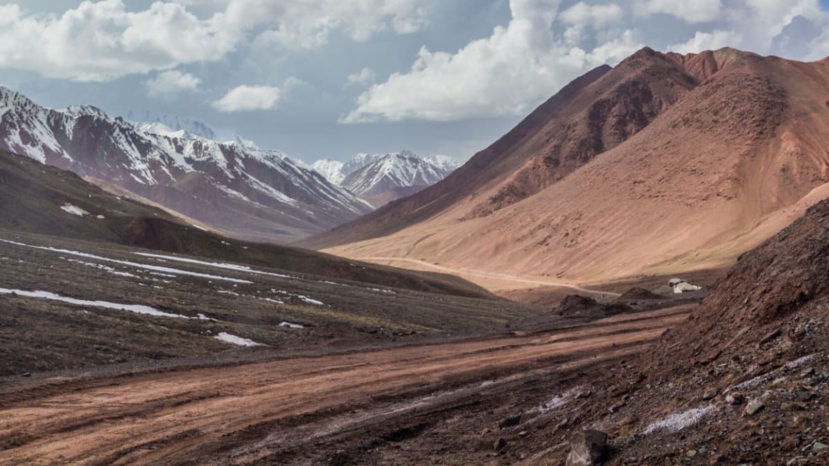 Dálnice Pamír poblíž hranice Tádžikistán - Kyrgyzstán