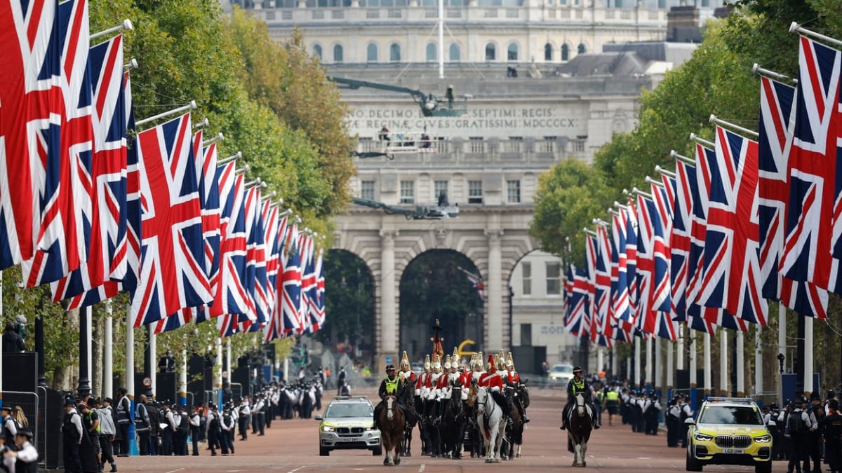 Davy Britů lemují celou trasu od Buckinghamského paláce k parlamentu.