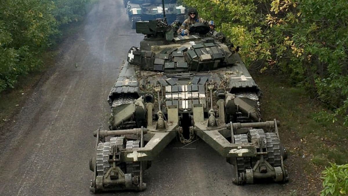 Kolona ukrajinských tanků během ofenzivy na východě země
