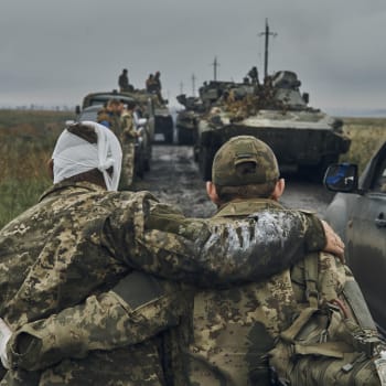Ukrajinský voják pomáhá zraněnému kolegovi během ofenzivy v Charkovské oblasti