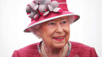 Alžběta II. nesměla jíst česnek. V britském paláci patří mezi zakázané potraviny