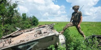 CNN: Car je nahý. Ruská armáda není druhá nejsilnější, vojáci opouštějí stíhačky i tanky