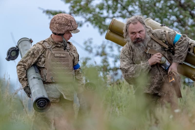 Ukrajinští vojáci ukořistili ruské protitankové střely poté, co se okupační jednotky stáhly z obce Nova Husarivka v Charkovské oblasti