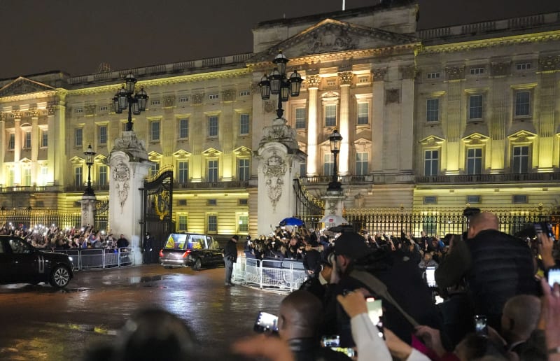 Rakev s ostatky královny v úterý večer dorazila do Londýna.