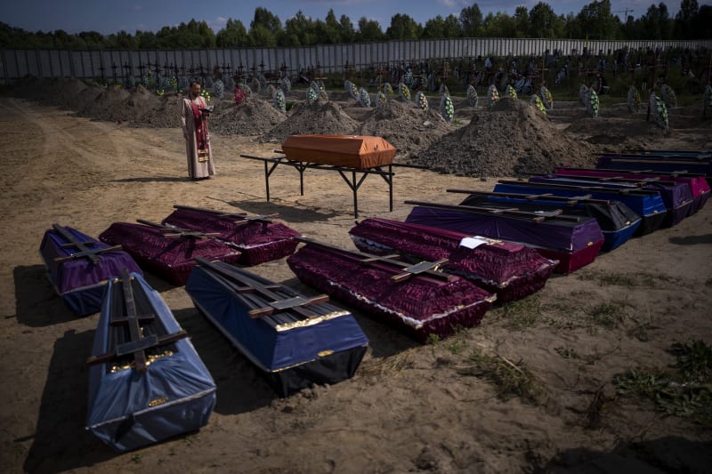 Pohřeb obětí masakru ve městě Buča