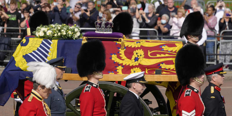 Smuteční průvod s rakví královny Alžběty II.