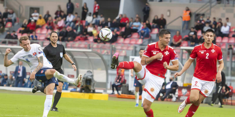 Slovenský záložník Ondrej Duda (vlevo) střílí na branku domácí Malty během kvalifikačního utkání o postup na mistrovství světa 2022. 