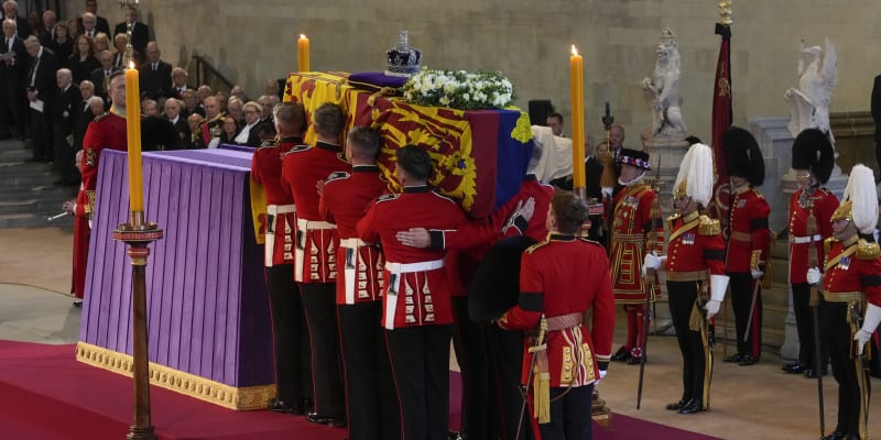 Rakev s Alžbětou II. dorazila v úterý 13. září do Westminster Hall.