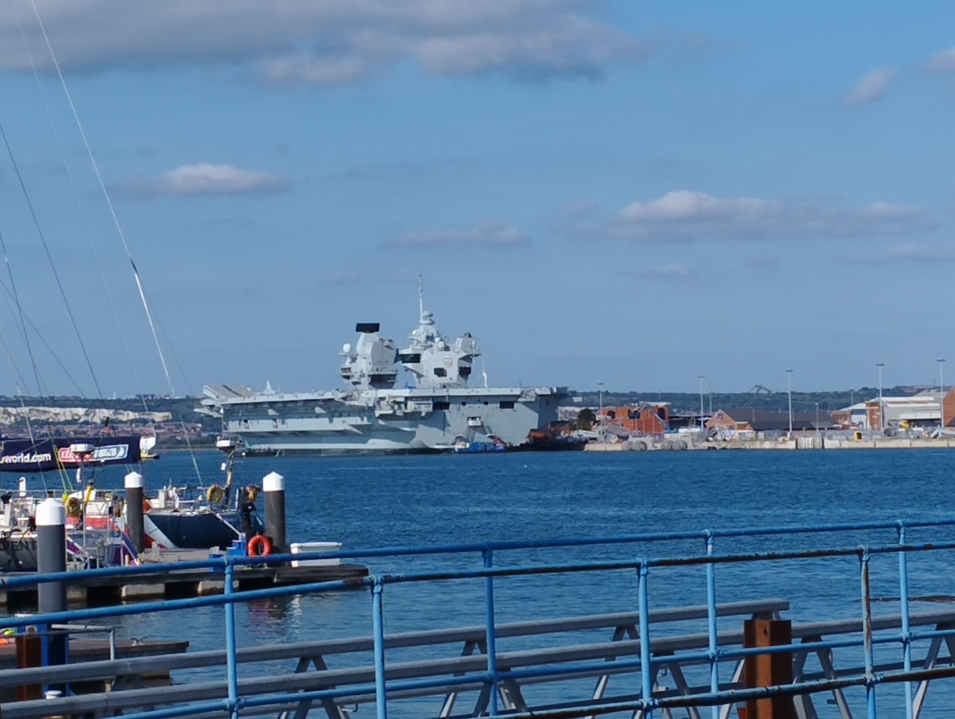 Vždy připraveni. Základna královského námořnictva v Portsmouthu. Na snímku bitevník Prince of Wales. Letadlová loď se nejlépe fotí z přívozu do Gosportu.