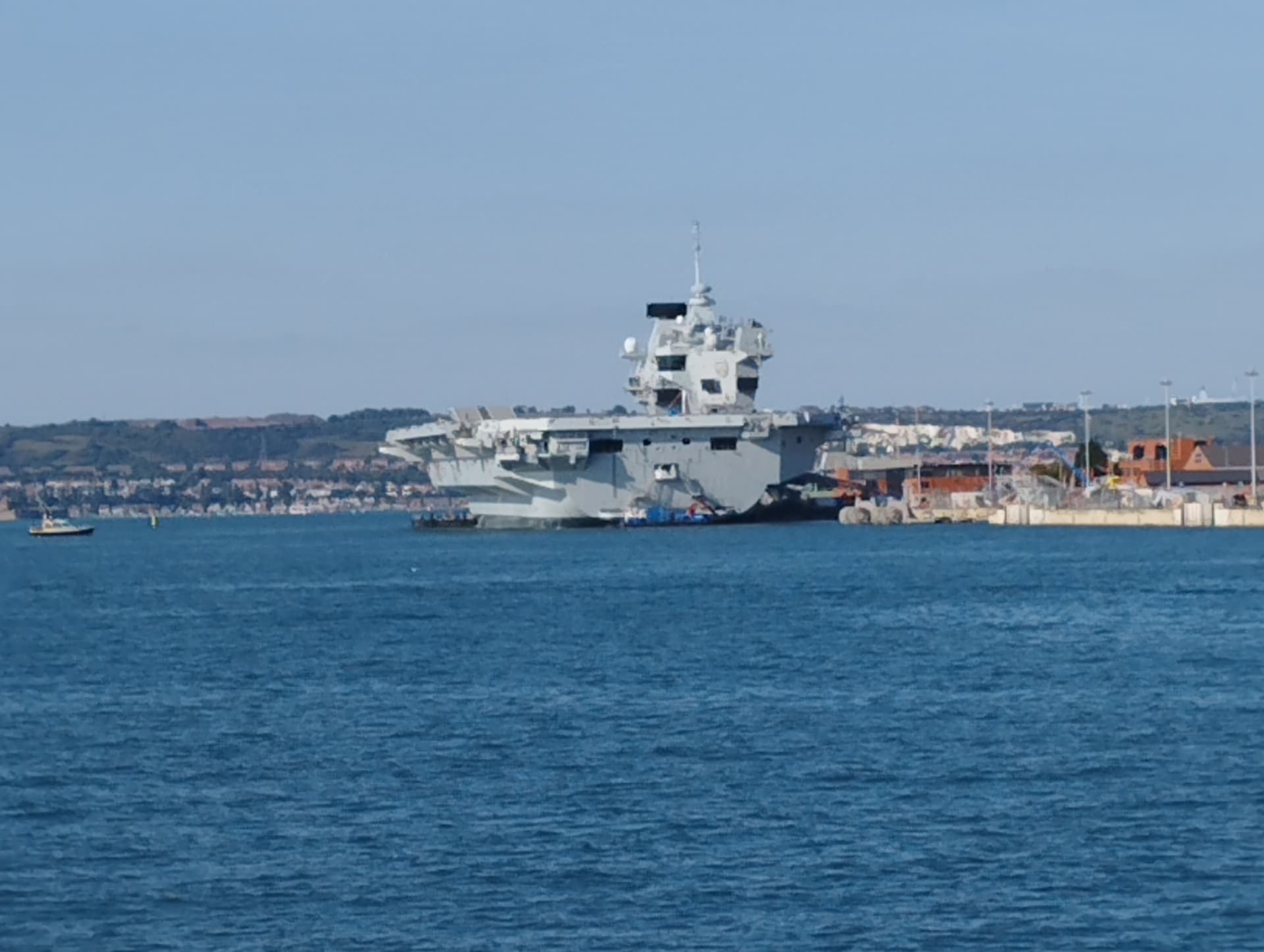 Vždy připraveni. Základna královského námořnictva v Portsmouthu. Na snímku bitevník Prince of Wales. Letadlová loď se nejlépe fotí z přívozu do Gosportu.