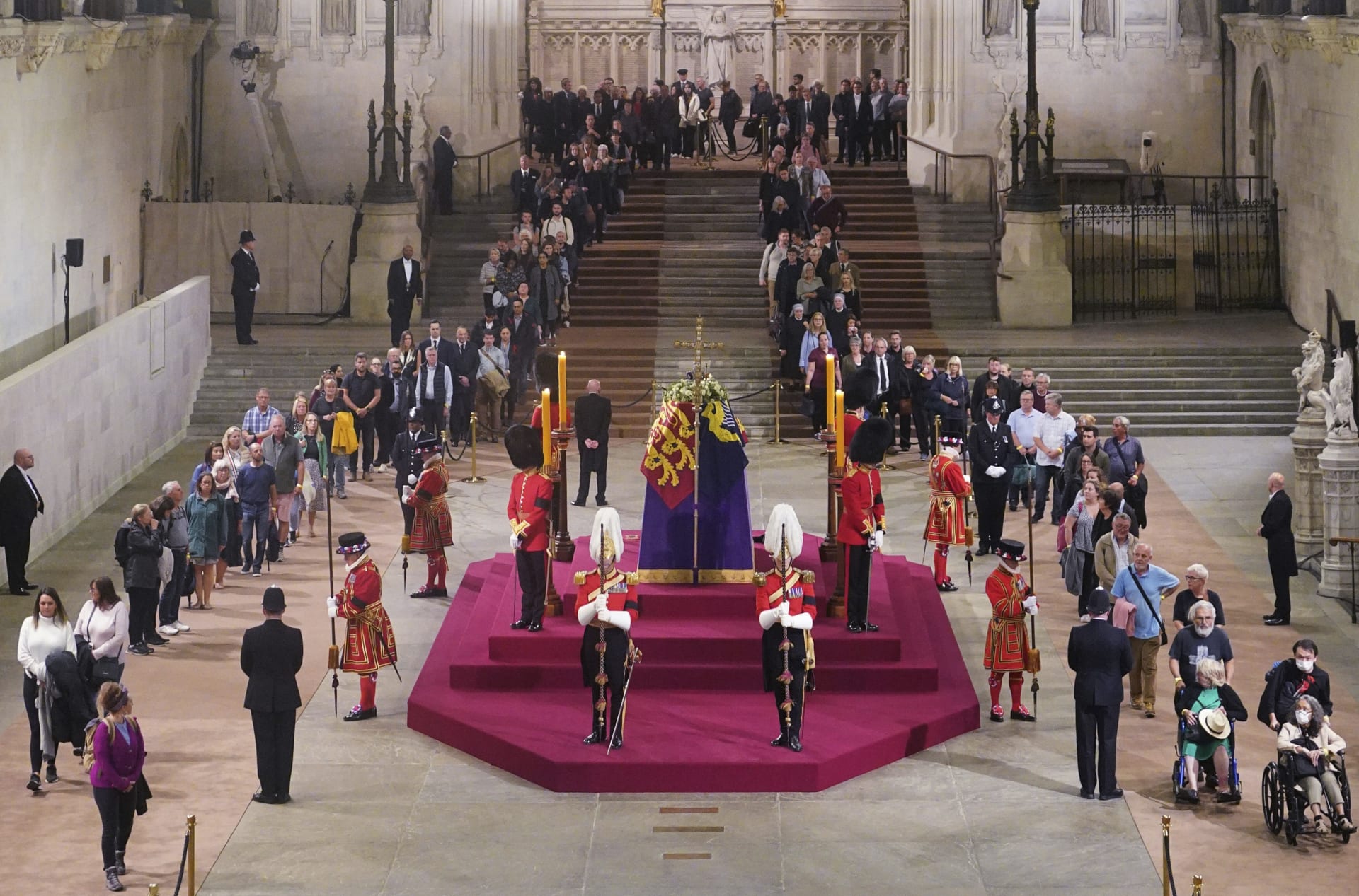 Královská stráž u rakve s ostatky královny Alžběty II. v budově parlamentu (14.9.2022)