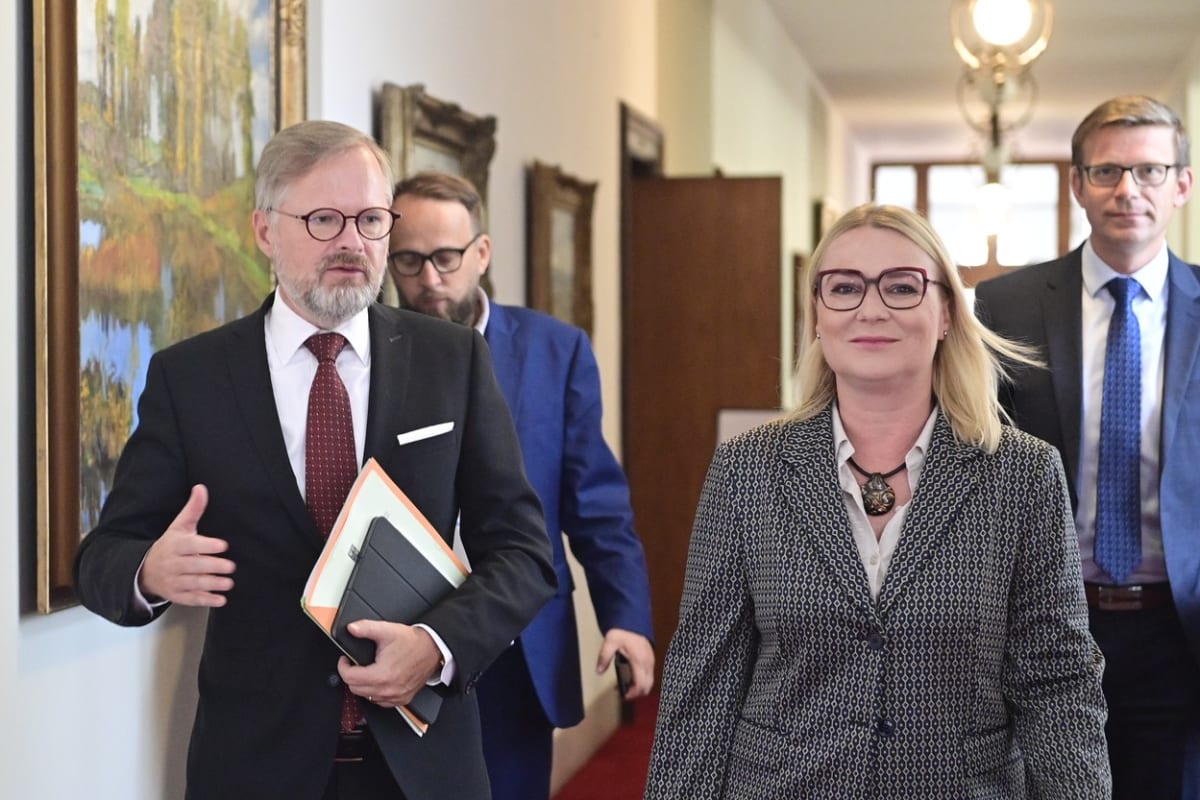 Premiér Petr Fiala (ODS) a ministryně obrany Jana Černochová (ODS)