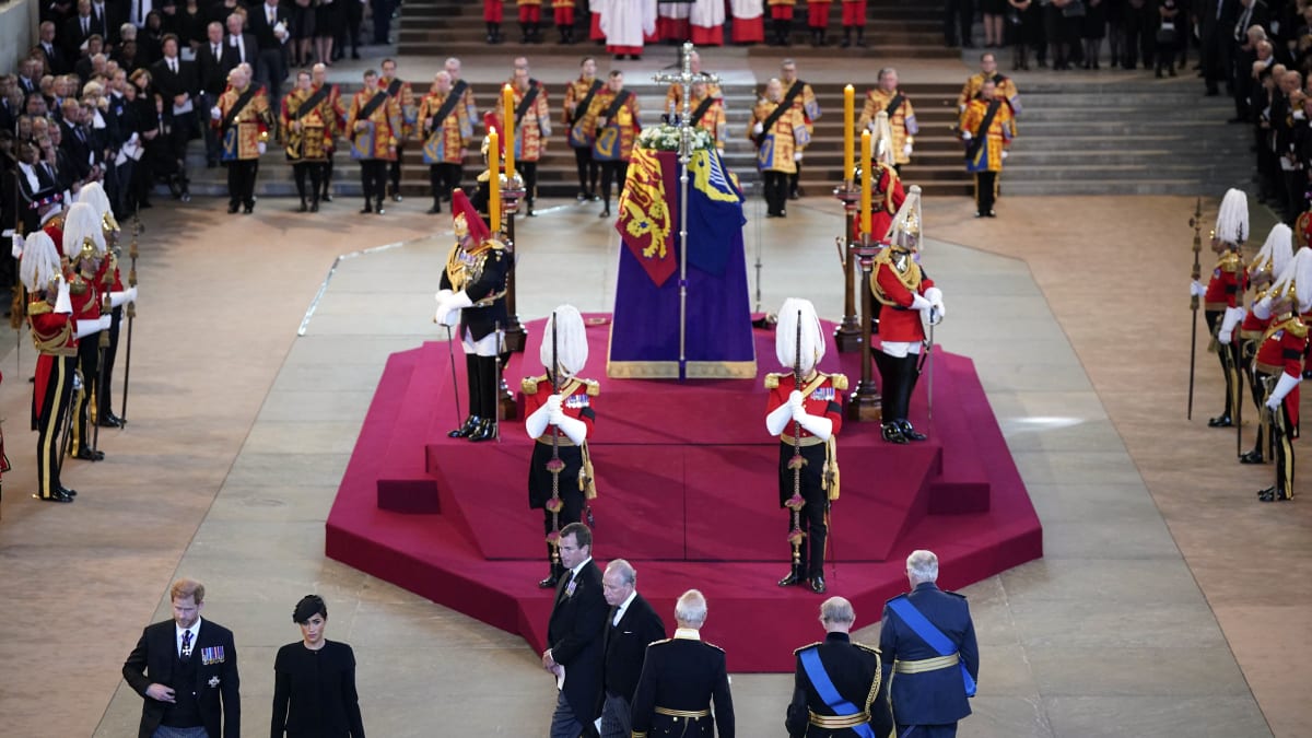 Královská stráž u rakve s ostatky královny Alžběty II. v budově parlamentu (14.9.2022)