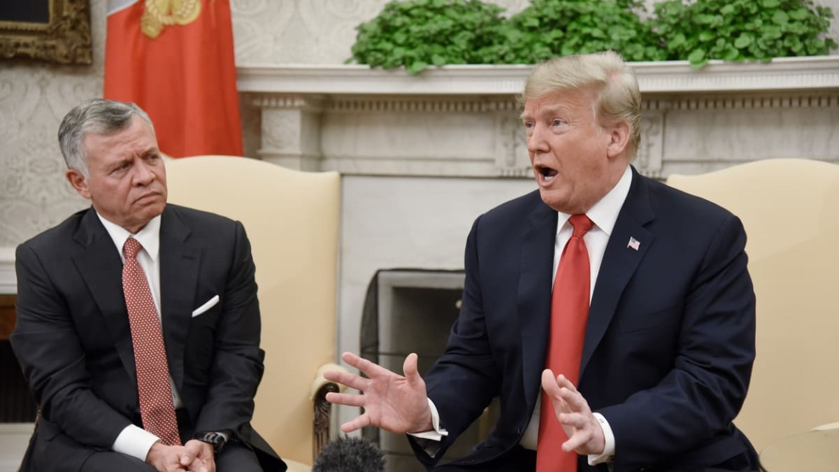Bývalý americký prezident Donald Trump a jordánský král Abdalláh II. během setkání v Bílém domě v roce 2018