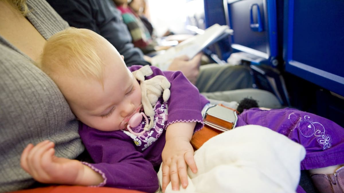 Tříměsíční děvče přestalo dýchat po 30 minutách od startu letadla. (Ilustrační foto)
