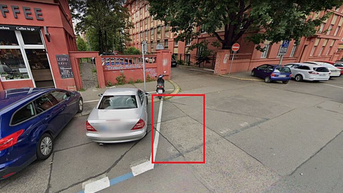 Na snímku je jasně vyznačeno, že superb parkoval mimo vyhrazený prostor pro stání.