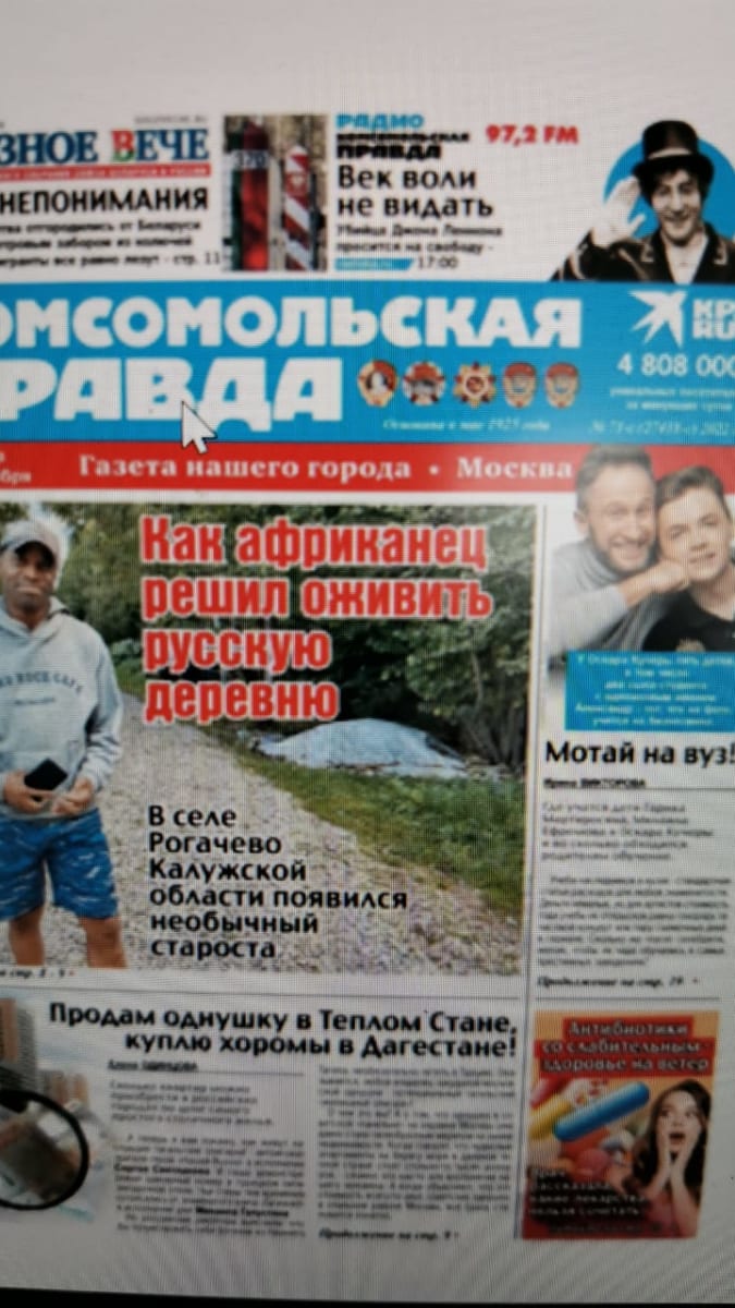 Na titulce nejčtenějšího ruského deníku Komsomolskaja pravda je fotka usmívajícího se se Afričana. Ve vesničce Rogačevo v Kalužské oblasti se objevil neobvyklý starosta, hlásá pouták. 