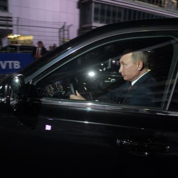 Vladimir Putin řídí prezidentskou limuzínu na formulovém okruhu v Soči (17. 10. 2018).