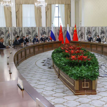 Ruská a čínská delegace na setkání v Uzbekistánu (15. 9. 2022)
