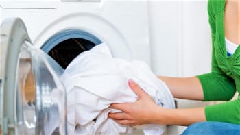Používejte při praní bílý ocet. Za pár korun nahradí aviváž, vybělí prádlo i vyčistí pračku