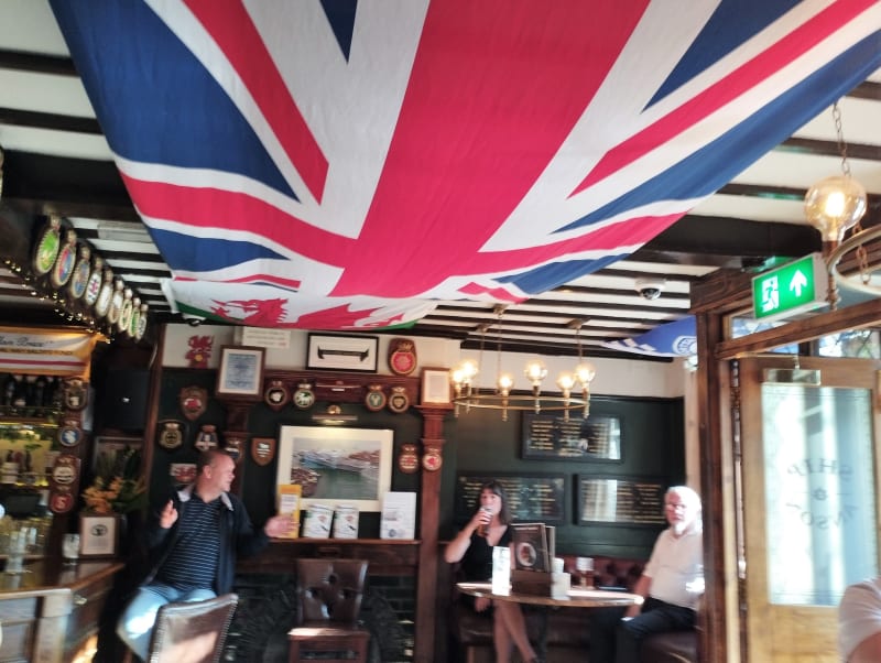 V tradičním britském pubu s královnou Alžbětou II. Výčep The Ship Anson v Portsmouthu.
