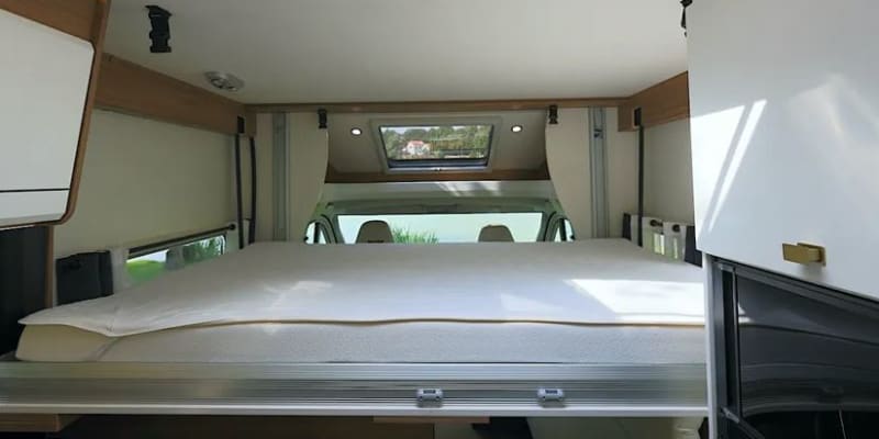 Spouštěcí postel ve středu vozu, ovládání je ukryté ve skříňce vpravo.