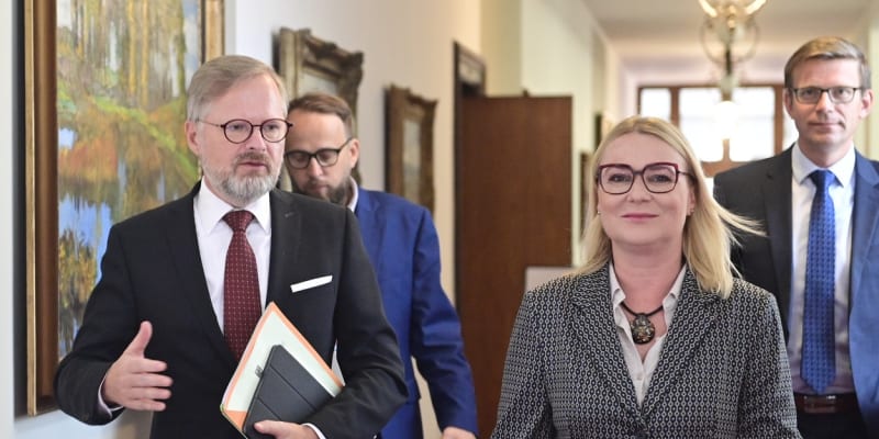 Premiér Petr Fiala (ODS) a ministryně obrany Jana Černochová (ODS)