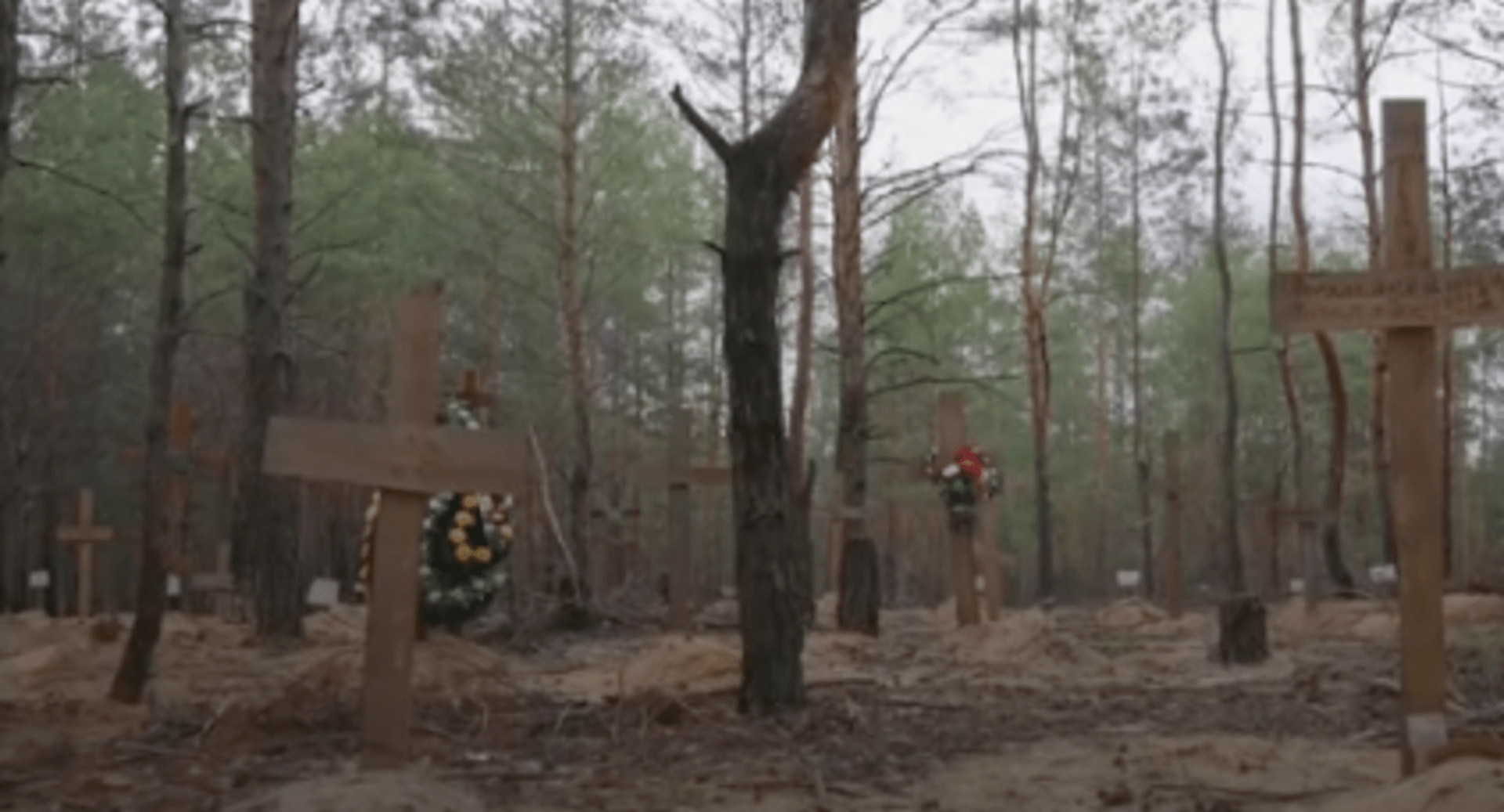 Ukrajinci v Izjumu nalezli masový hrob se stovkami těl