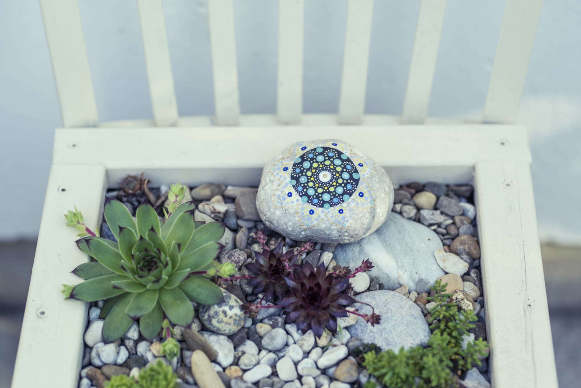 Kamenná mandala jako součást květinové dekorace
